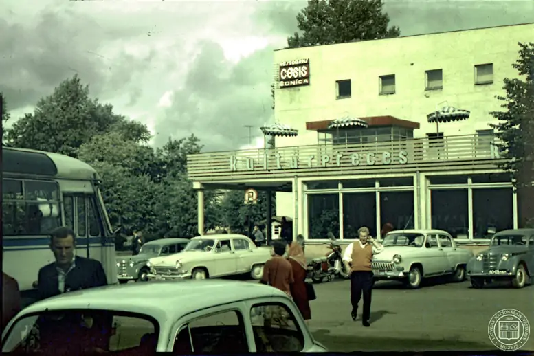 Cēsu tirdzniecības centra kultūrpreču veikals un restorāns-ēdnīca “Cēsis”. 1970. gada augusts. Fotogrāfs Arvīds Gusars
